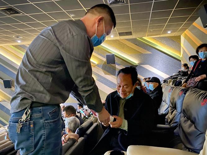 正弘业主带上了自己的父辈,与正弘物业的党员们一起走进影观赏由先辈