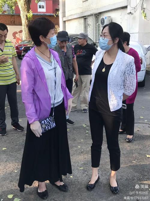 随后,王美霞副处长带队来到中央新影小区14号院现场调研协商解决社区